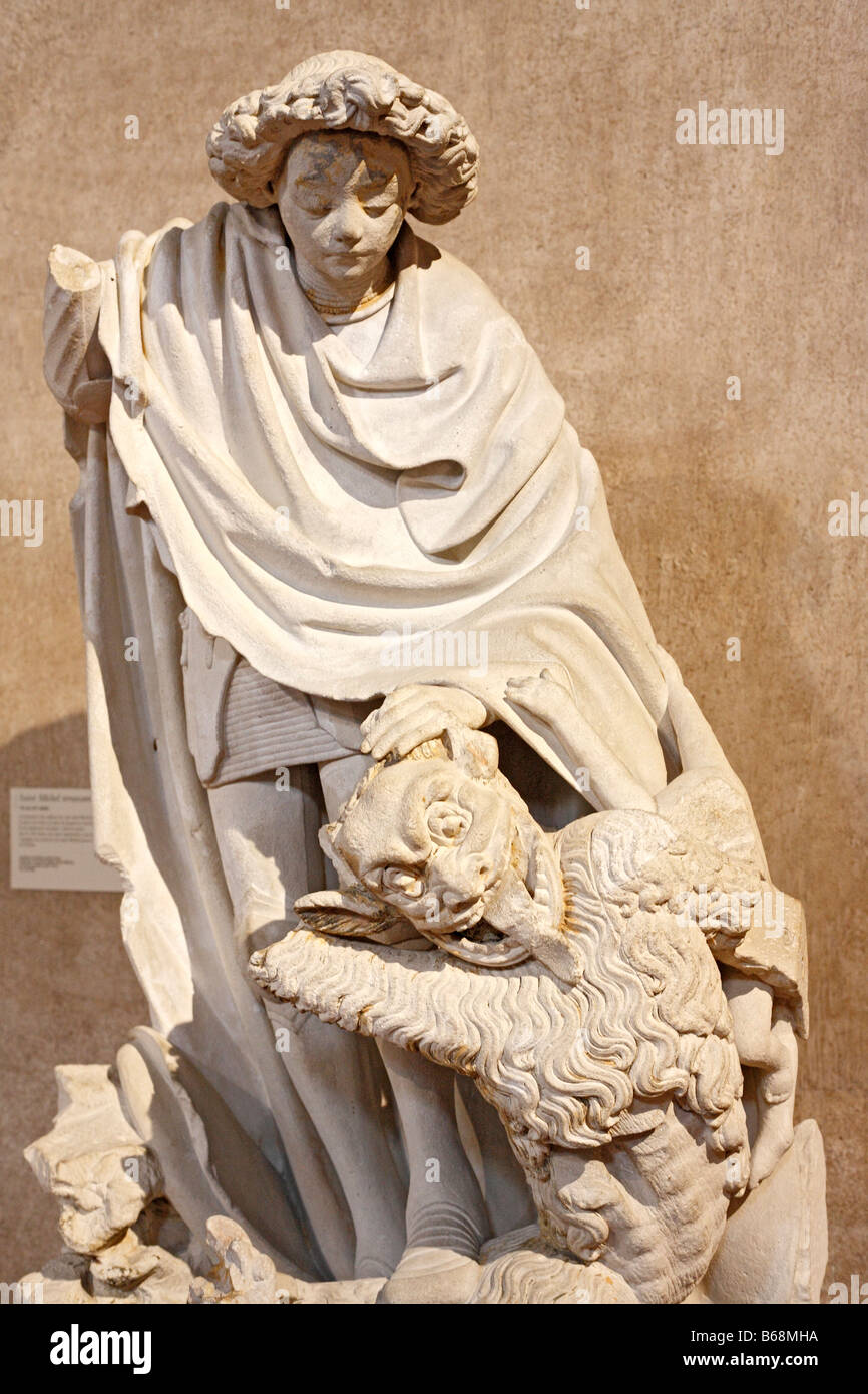 Devil bat St Michael, sculpture romane en pierre, l'art, la fin de 15 siècle, musée des Augustins, Toulouse, France musée Banque D'Images