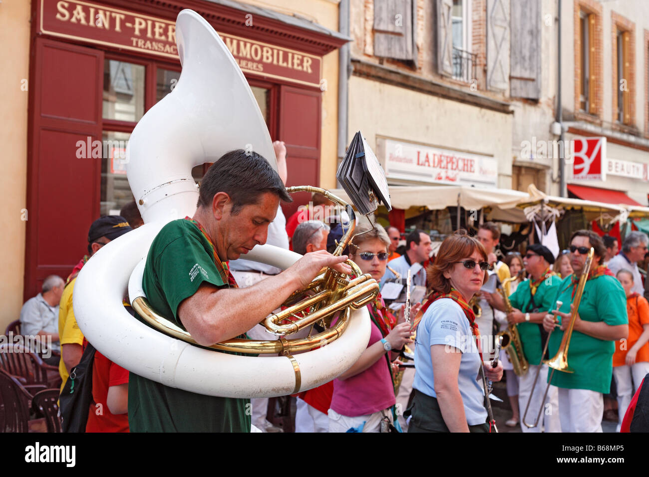 Musiciens, performances de bande amateur sur la ville street, Moissac, Tarn-et-Garonne, France Banque D'Images