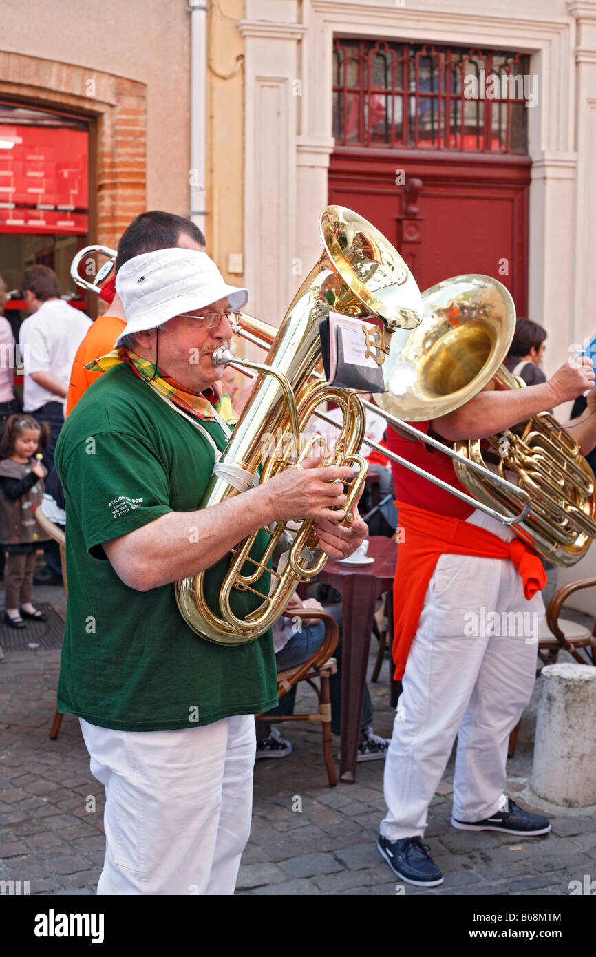 Musiciens, performances de bande amateur sur la ville street, Moissac, Tarn-et-Garonne, France Banque D'Images