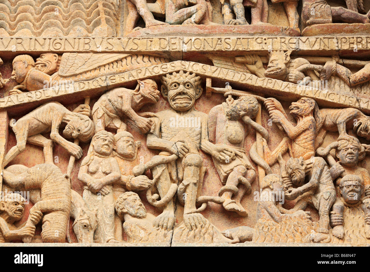 Sculpture romane en pierre, basrelief sculpté sur le portail de l