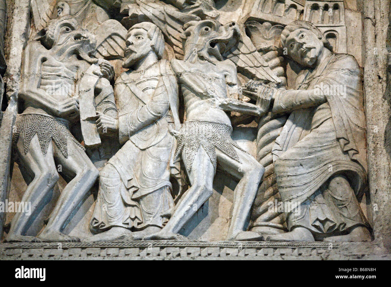 Sculpture en pierre médiévale, bas-relief sur le portail de l'église de St Marie (1120-1135), Paris, France Banque D'Images