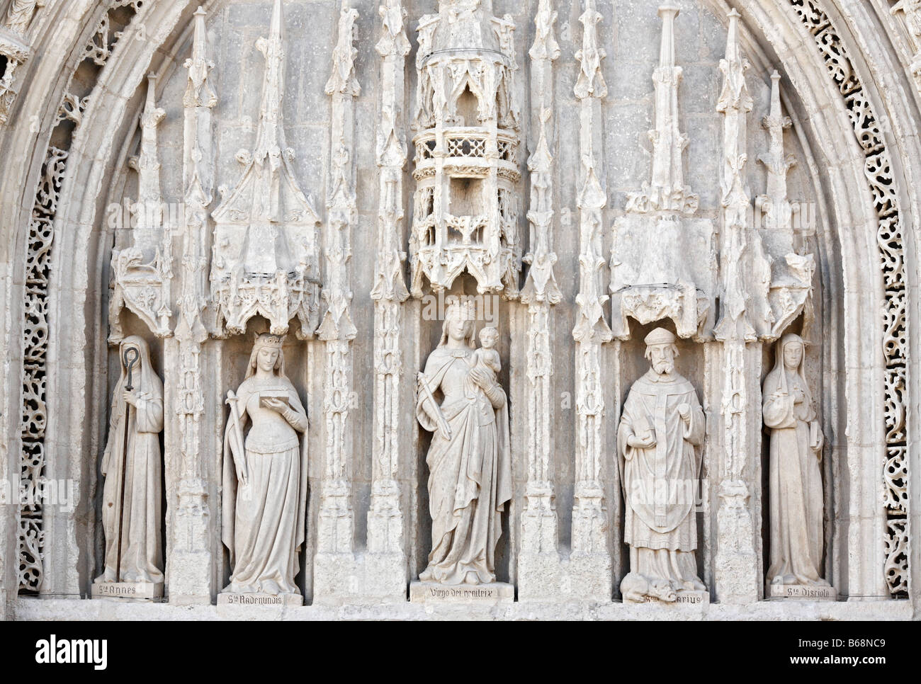 Sculpture gothique, pierre blanche portail de l'église Sainte Radegonde, Poitiers, Poitou, France Banque D'Images