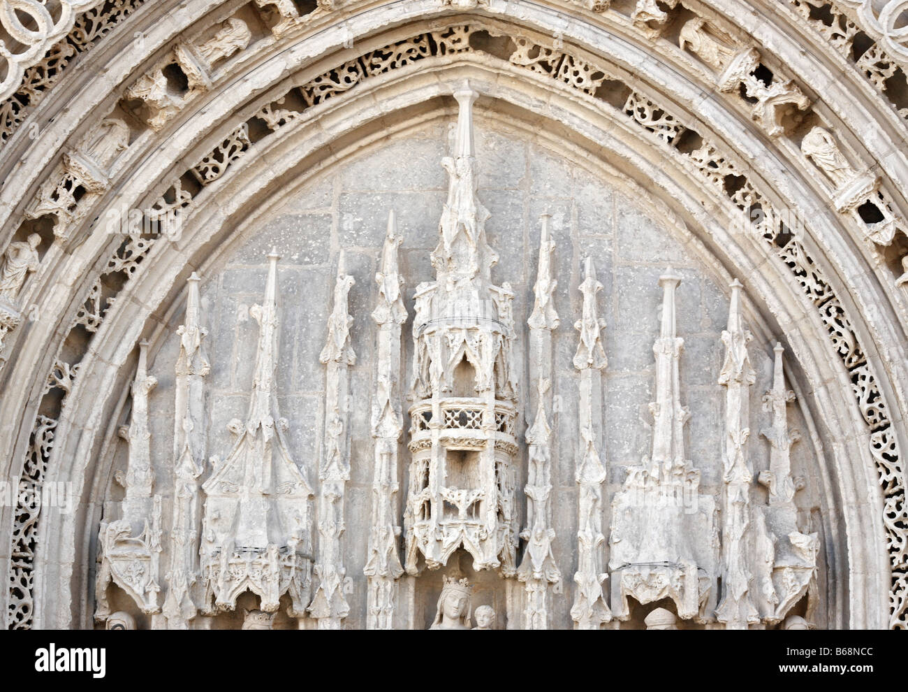 Sculpture gothique, pierre blanche portail de l'église Sainte Radegonde, Poitiers, Poitou, France Banque D'Images