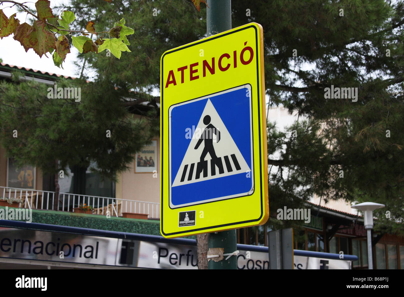 Attention signer en Espagne pour contrôler le passage pour piétons de la route. Banque D'Images