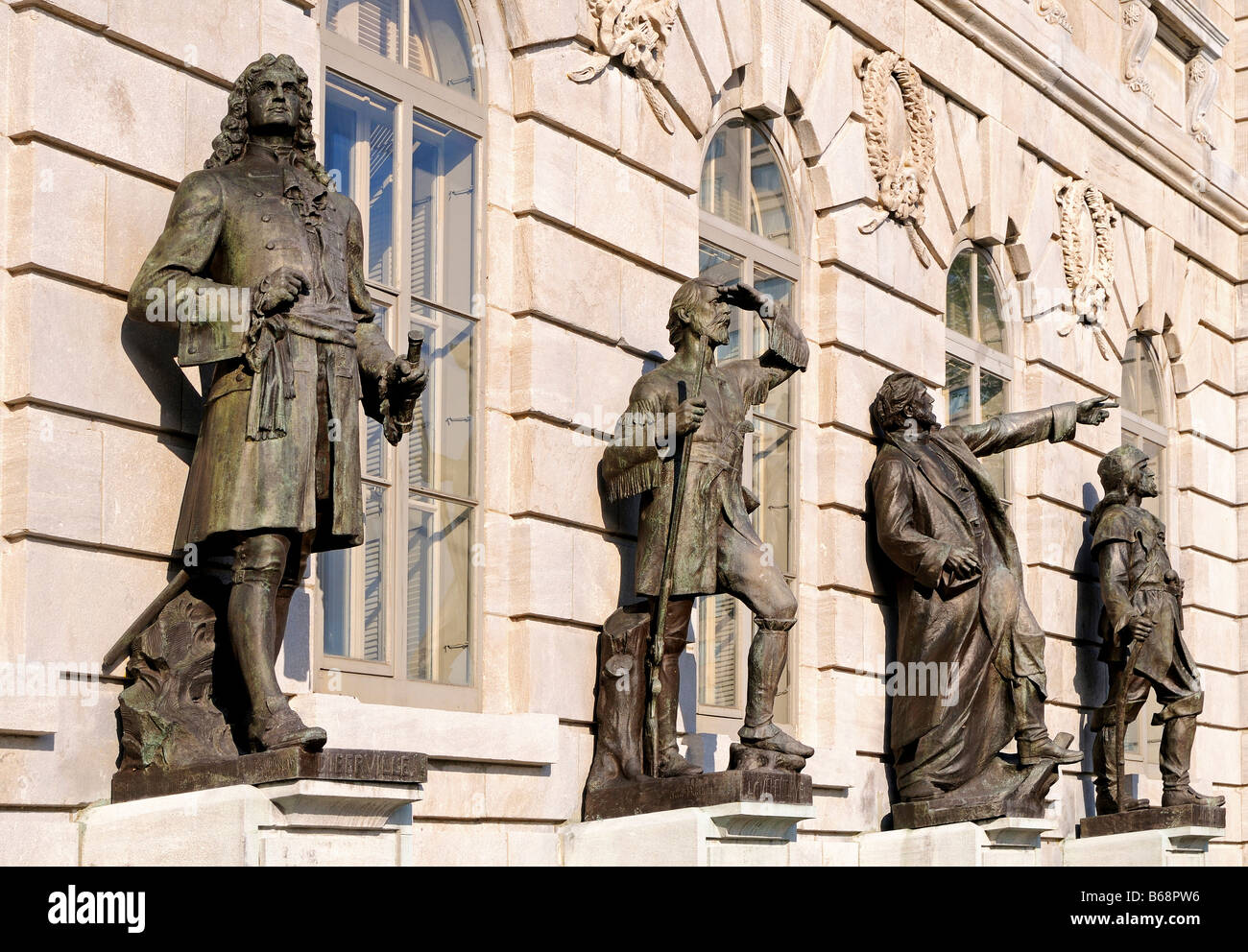 Détail de la façade de l'Hôtel du Parlement à Québec décoré de statues de bronze de personnalités de l'histoire locale, Québec Banque D'Images