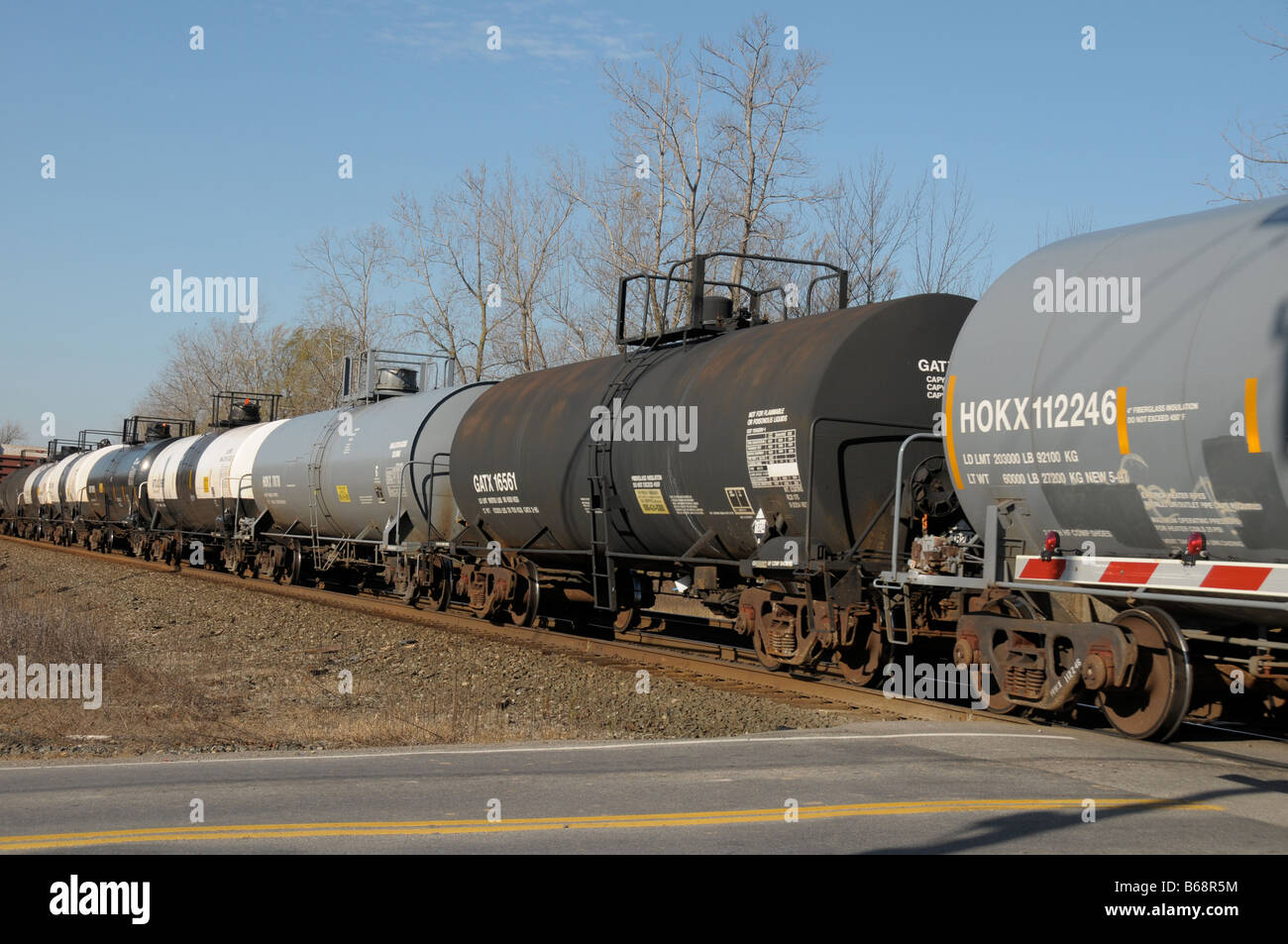 Wagons-citernes du train avec passage dans l'État de NY, USA en milieu rural. Banque D'Images
