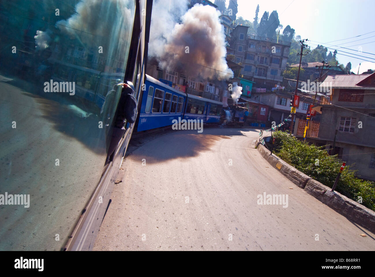Le 'Petit Train' de la Darjeeling Himalayan Railway serpente le long des rues étroites, des torsions de Darjeeling Banque D'Images