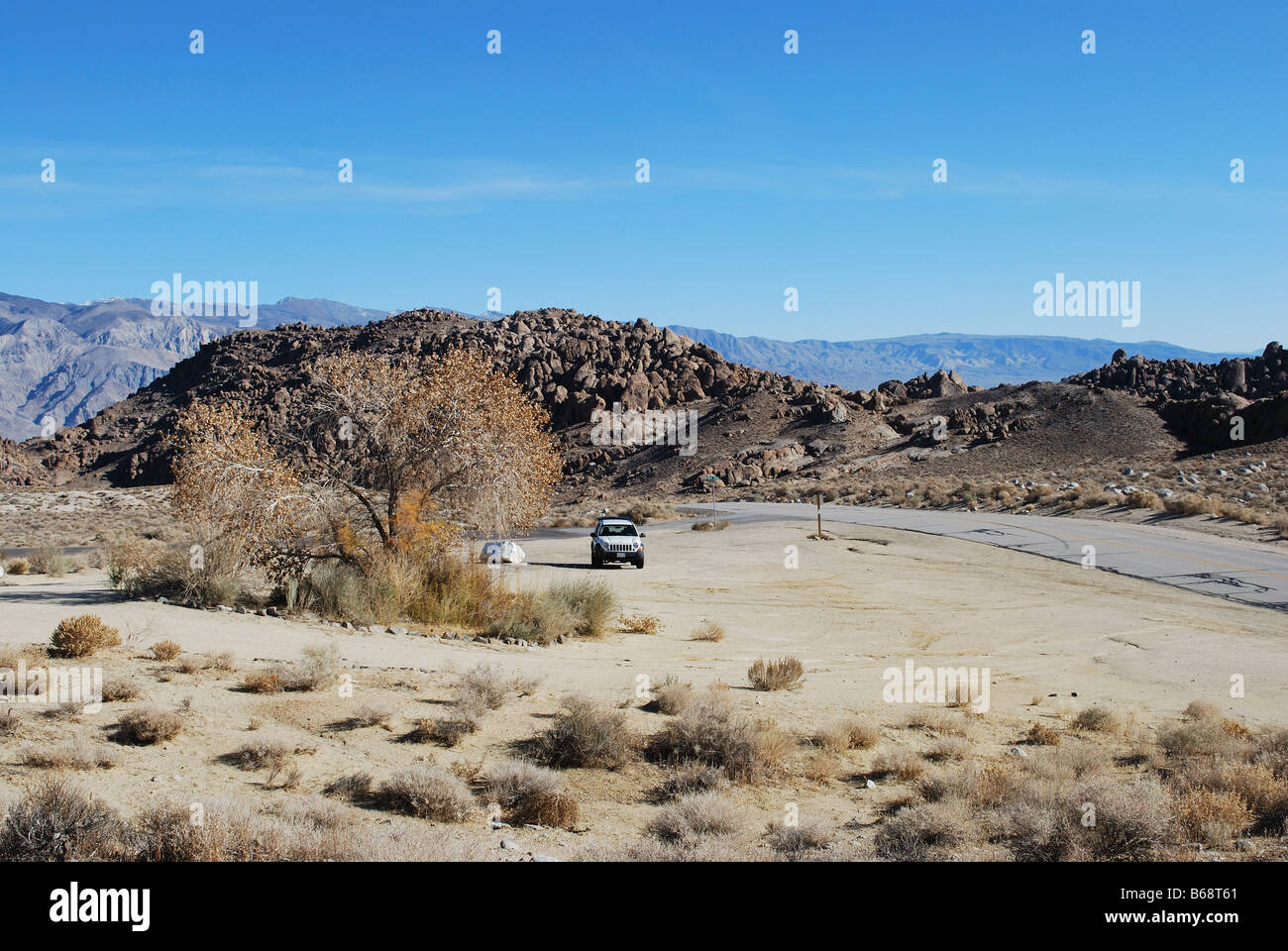 Film Studios Lone Pine CA avec Whitney Portal road et de l'Alabama Hills dans la région où de nombreux films de l'ouest Banque D'Images