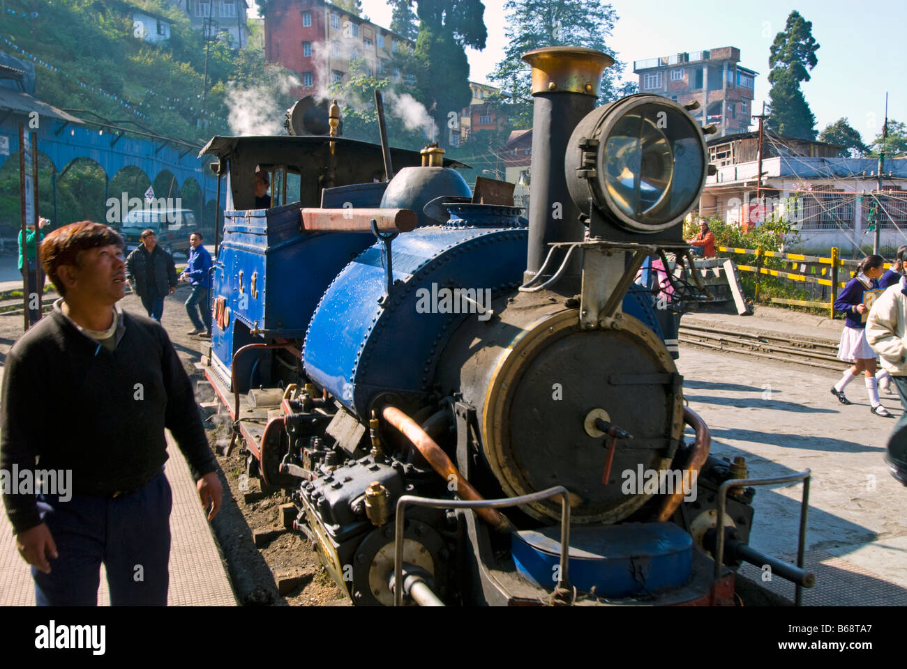 Un ingénieur inspecte la locomotive de l 'Petit Train' de la Darjeeling Himalayan Railway Station à Darjeeling Banque D'Images