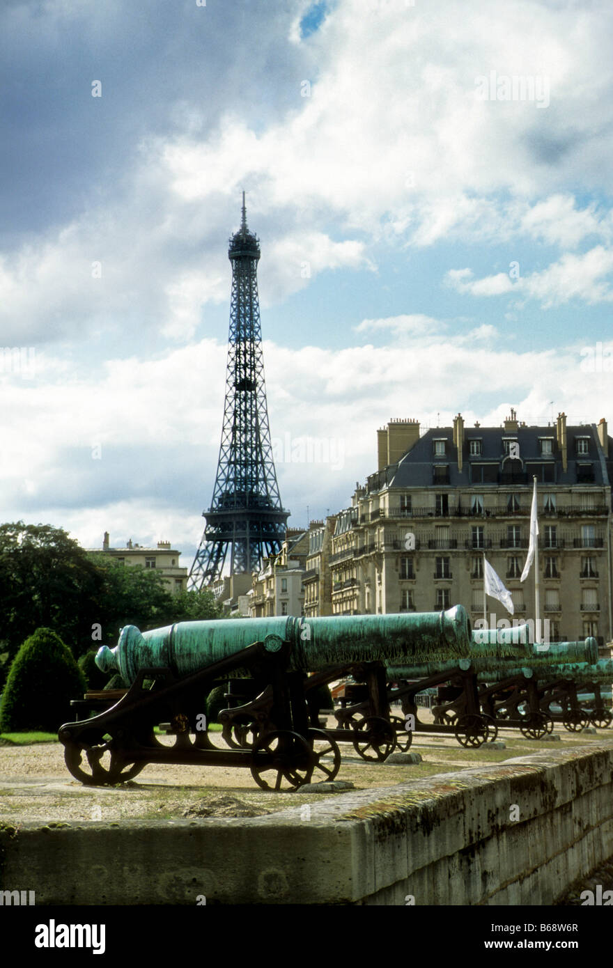 La Tour Eiffel, Paris, France comme vu plus de canons aux Invalides Banque D'Images