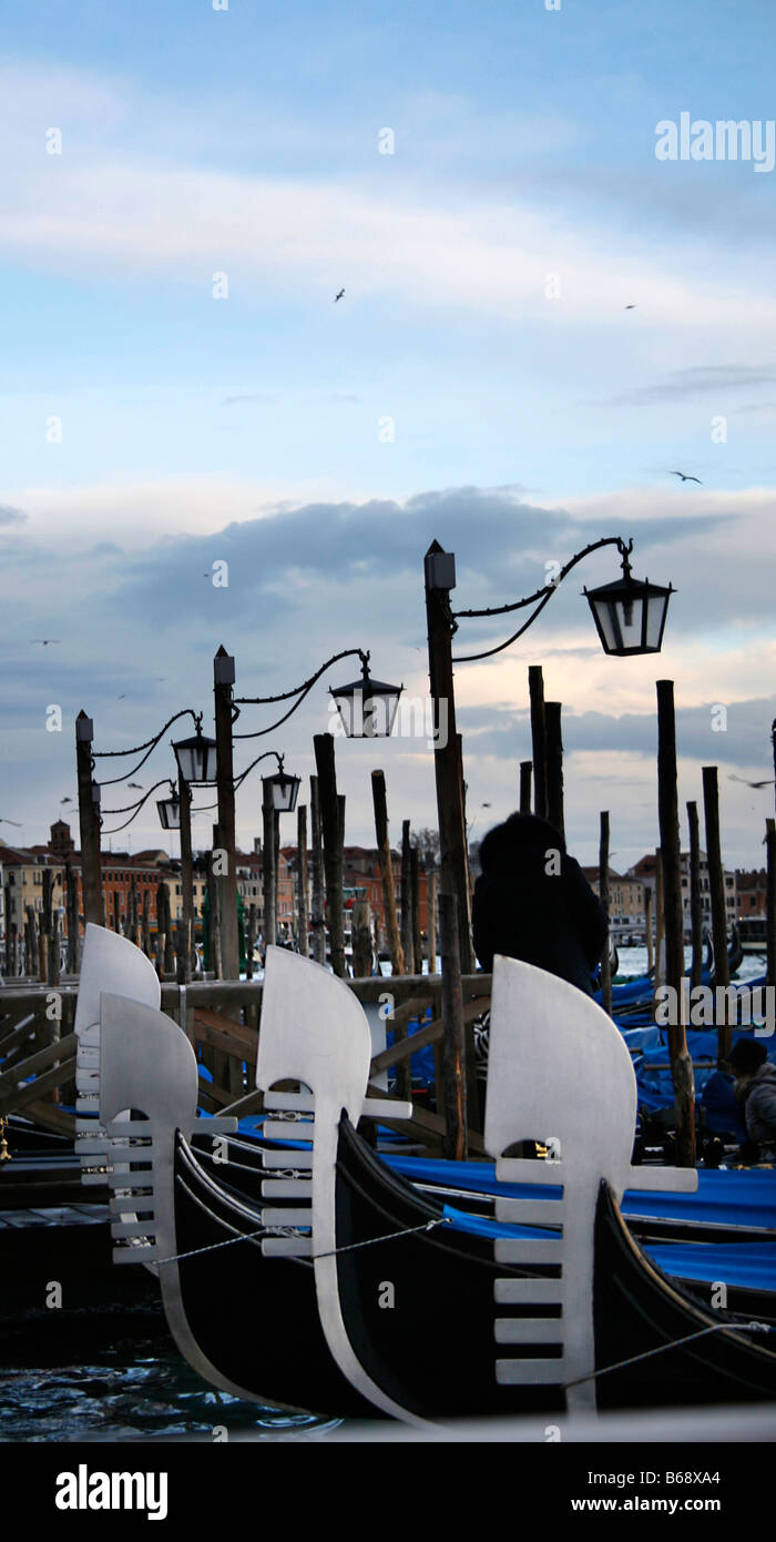Les gondoles sont vus dans la place Saint Marc à Venise, Italie Banque D'Images