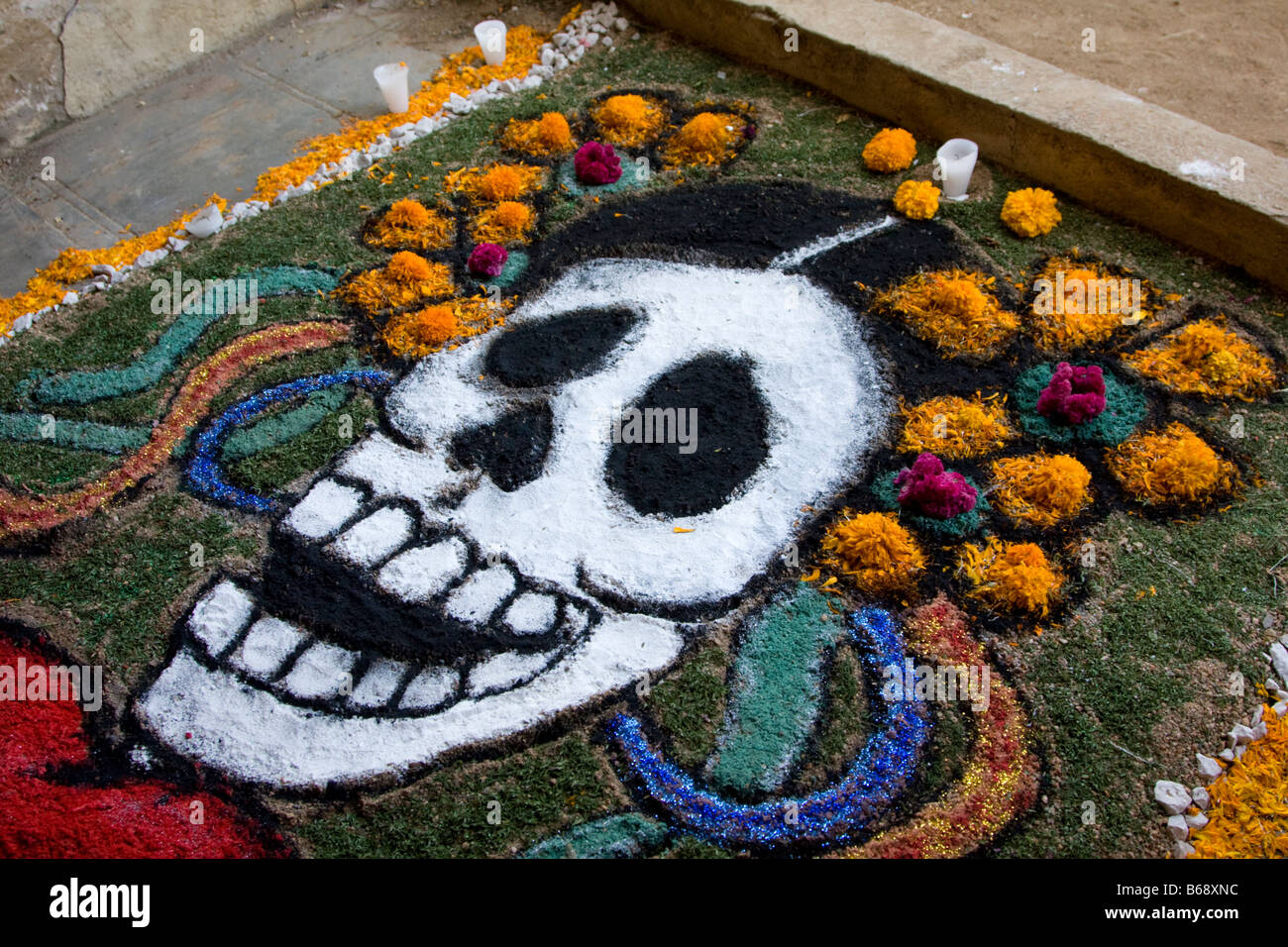 Oaxaca, Mexique. Le Jour des Morts. Peinture représentant sable crâne, tagètes, cimetière de San Miguel Banque D'Images