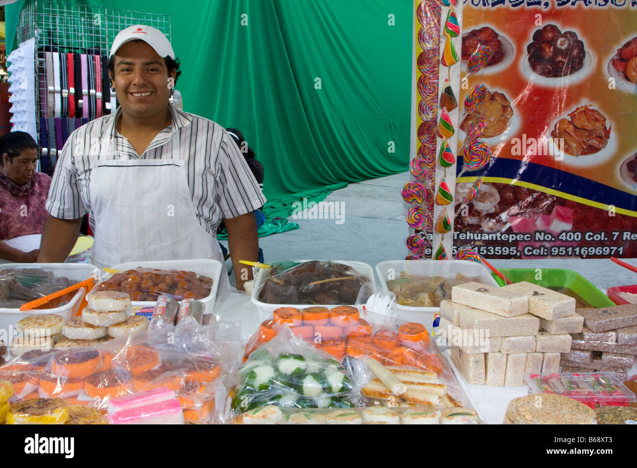 Oaxaca, Mexique. Le Jour des Morts les célébrations. Vendeur de bonbons, friandises vendeur Banque D'Images