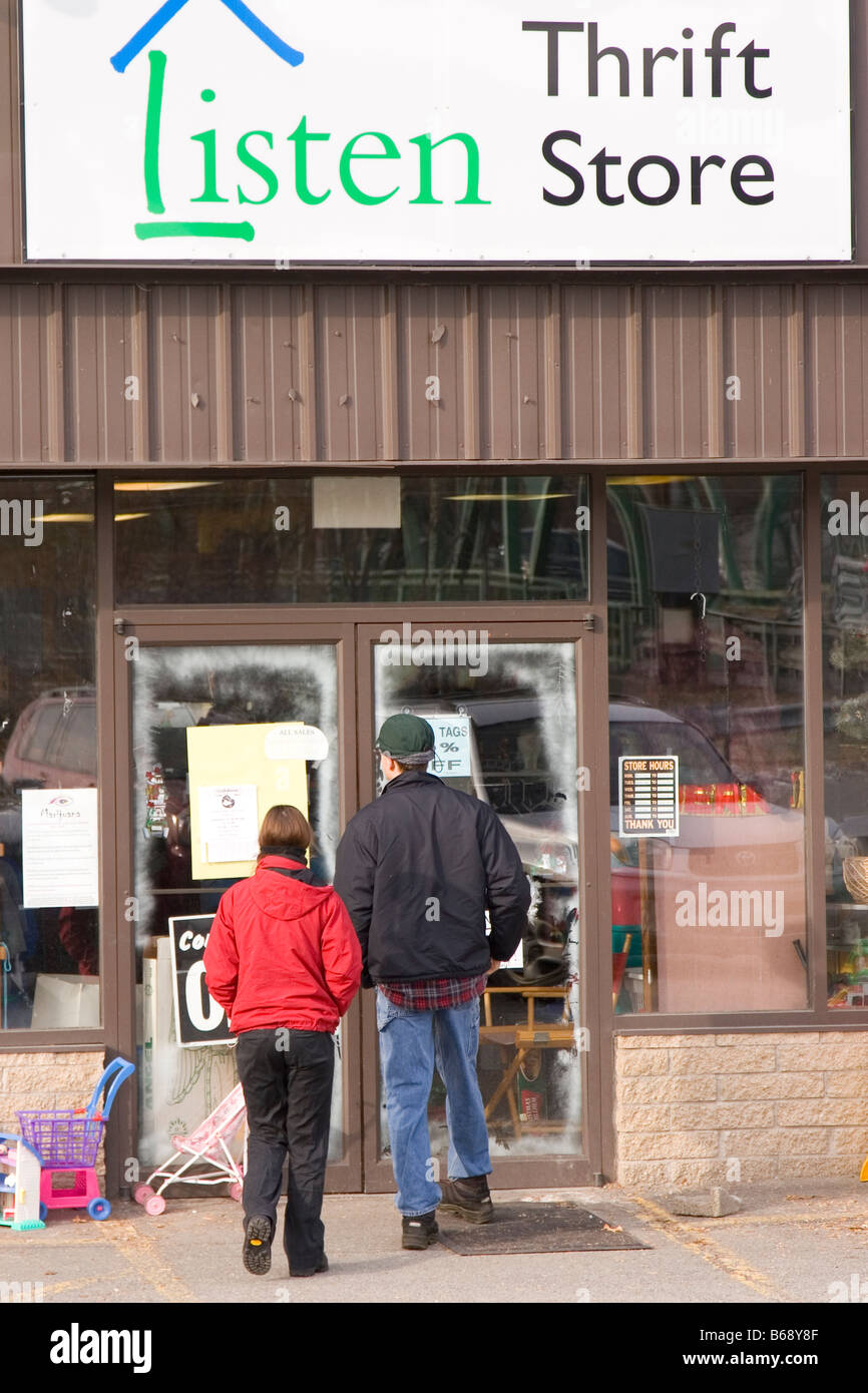 Charity Shop, magasin d'épargne, également connu sous le nom de magasin d'occasion. Banque D'Images