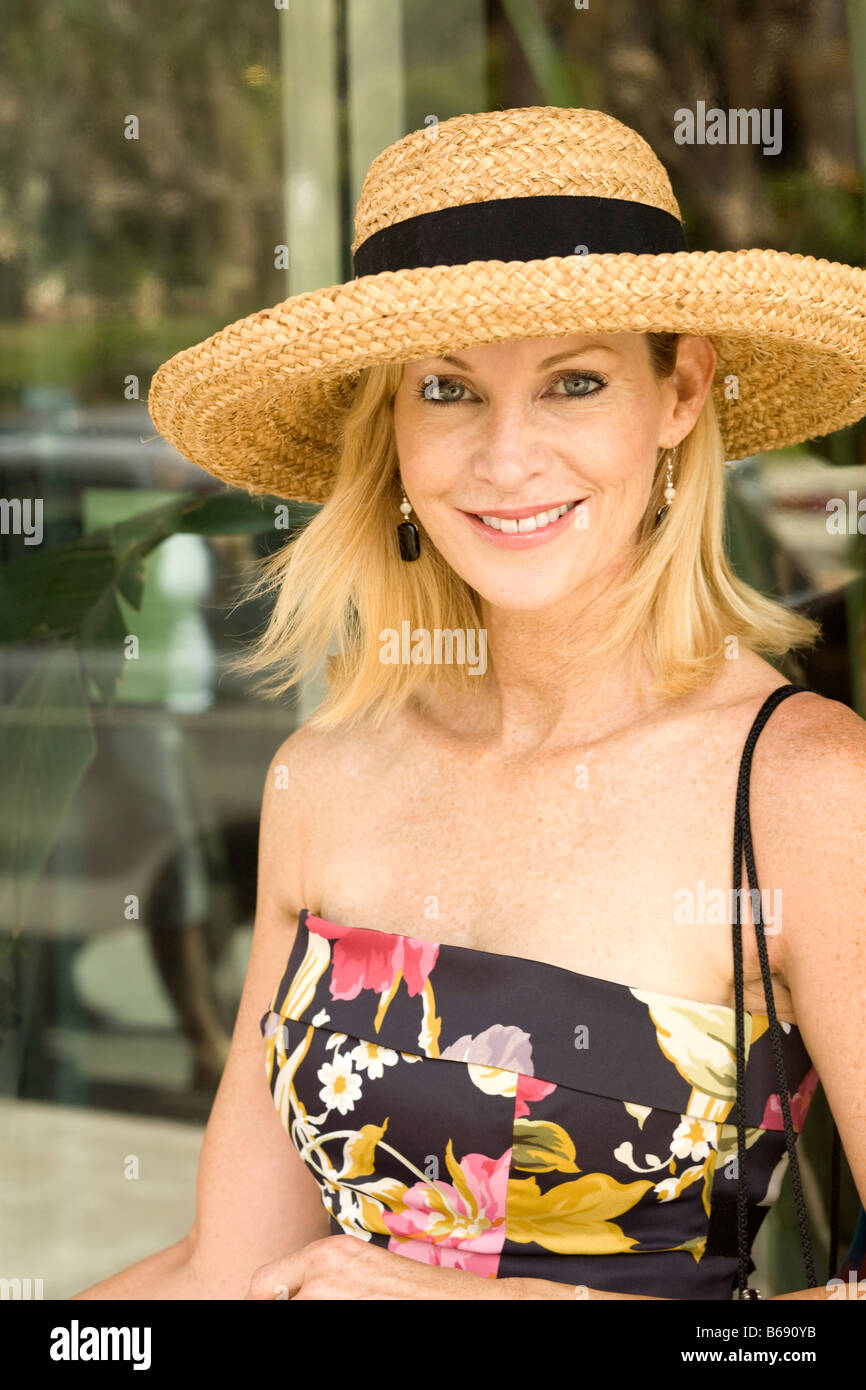 Jeune femme, smiling, shopping Banque D'Images