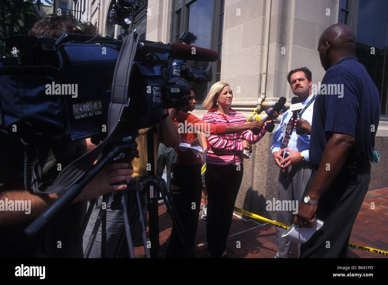 Le chef de la police de donner des entrevues à la télévision Lancaster City New York USA Banque D'Images