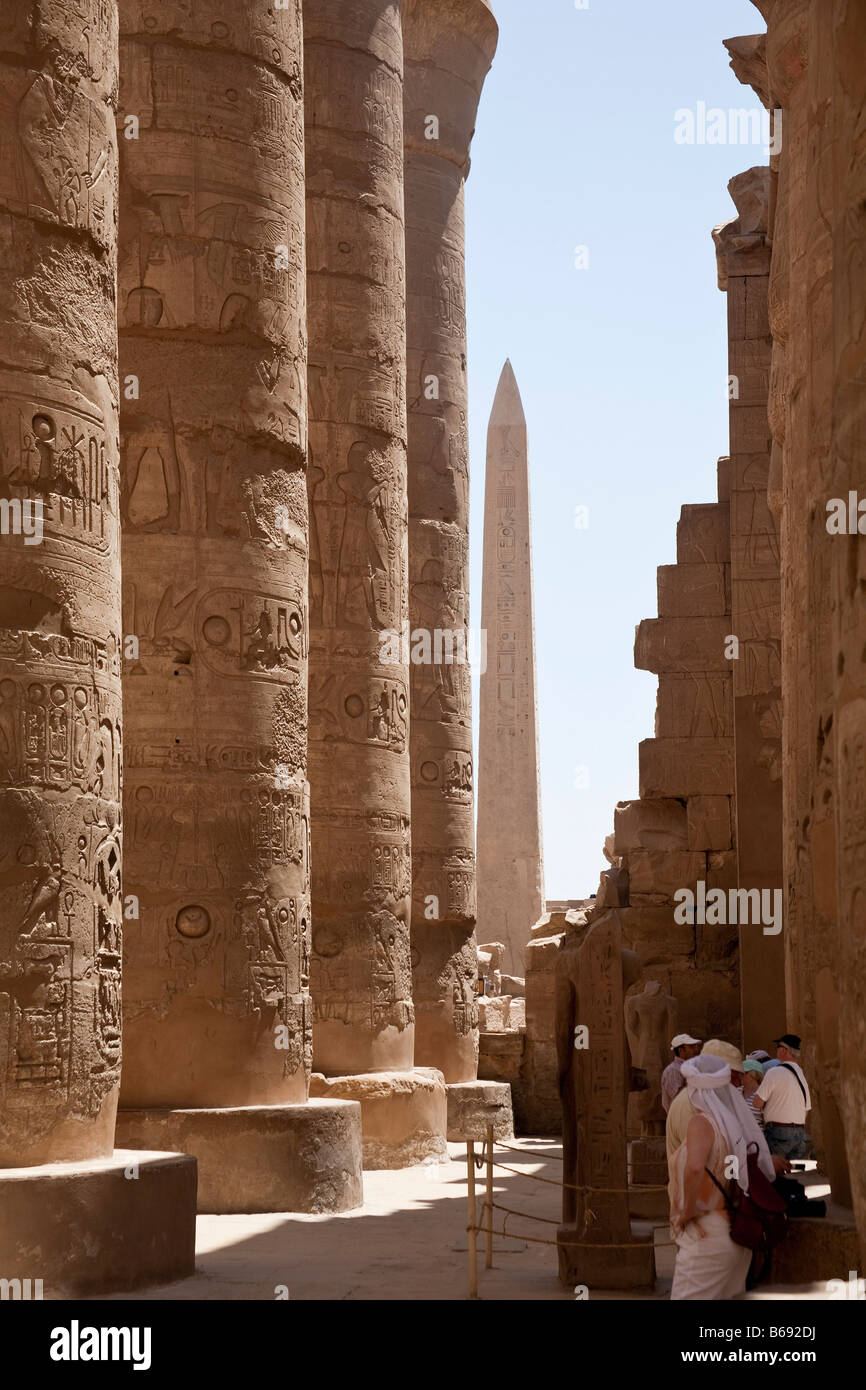 Salle hypostyle du Temple de Karnak dans l'Obélisque du Hatsepsut avec en arrière-plan Banque D'Images