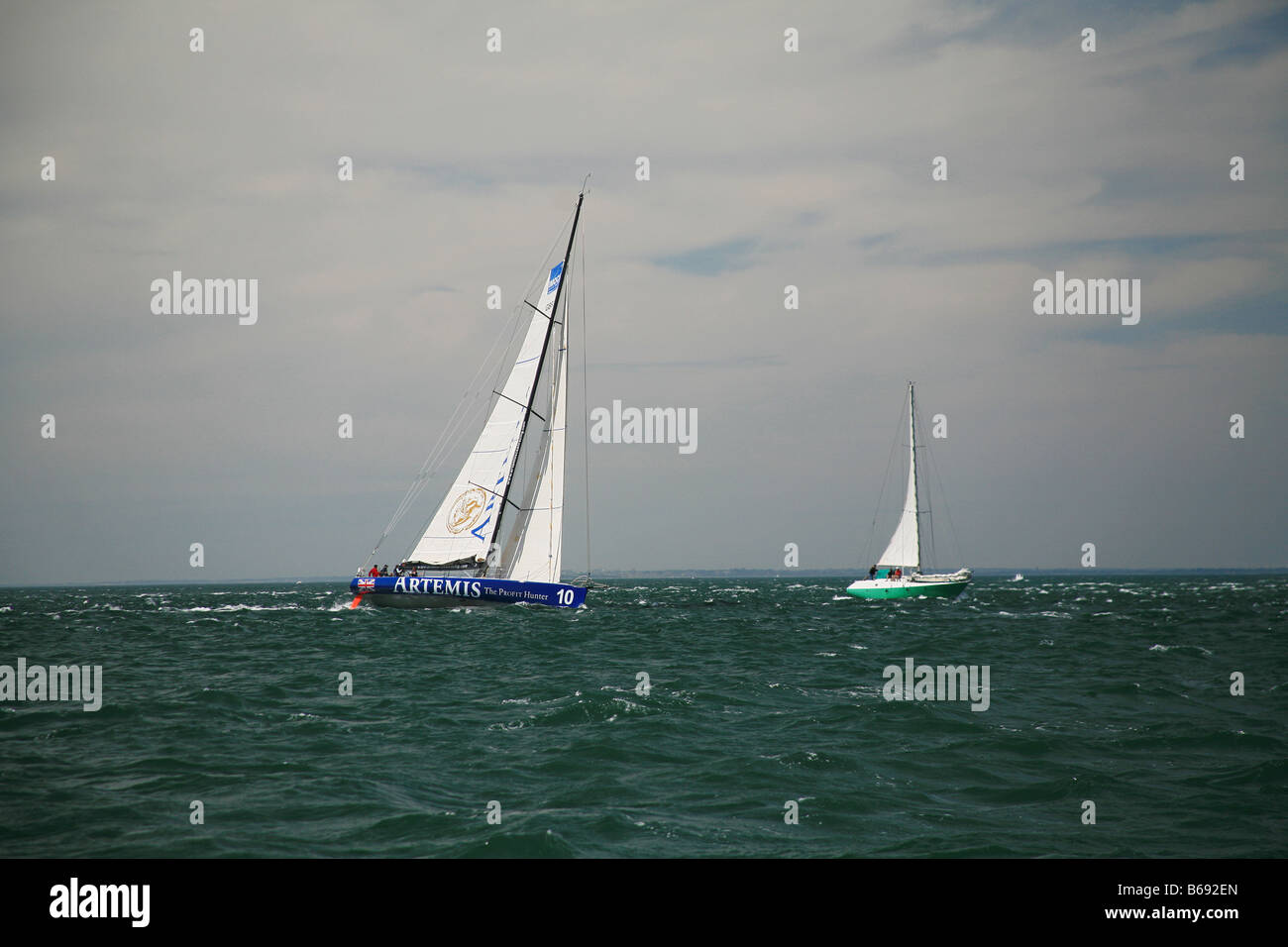 Bateau de course 'Artémis' à la vitesse dans le Solent près de Lymington Hampshire England UK Banque D'Images