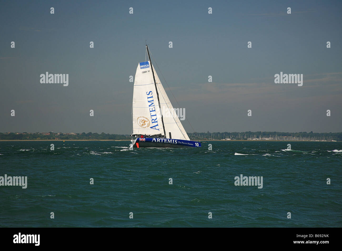 Bateau de course 'Artémis' à la vitesse dans le Solent près de Lymington Hampshire England UK Banque D'Images