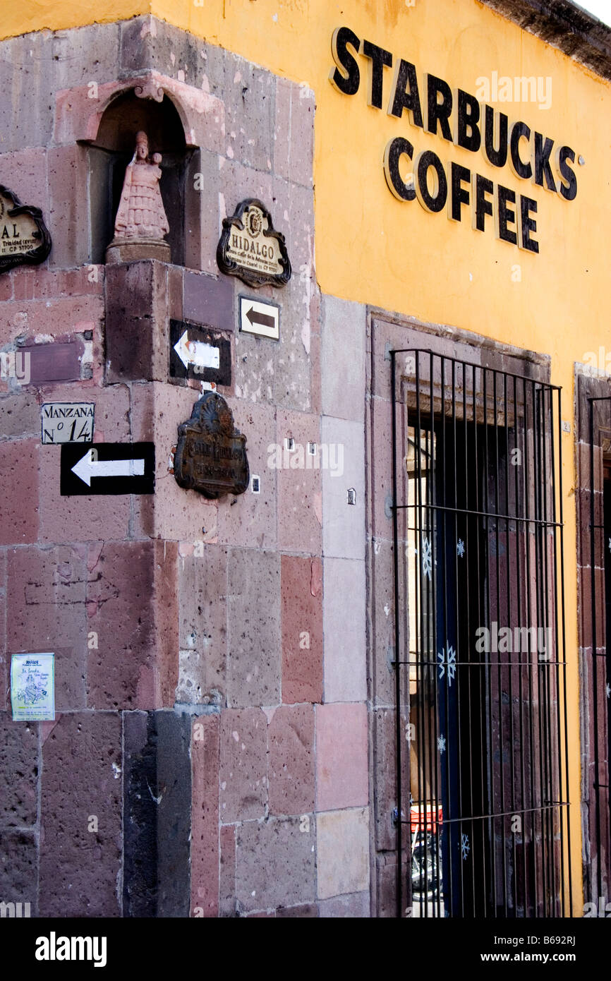 Restaurant Café Starbucks dans la ville historique de San Miguel de Allende, Mexique Banque D'Images