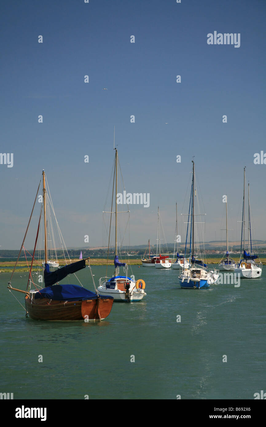 Assortiment de yachts dans le port de Keyhaven Hampshire England UK Banque D'Images