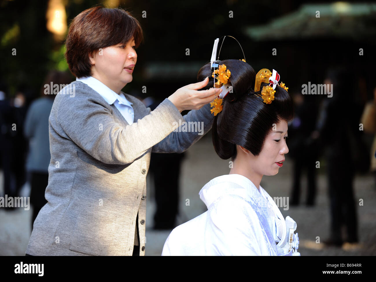 Après une cérémonie de mariage japonais au Sanctuaire Meiji Tokyo Japon la promise a ajusté ses cheveux avant de photographies officielles Banque D'Images