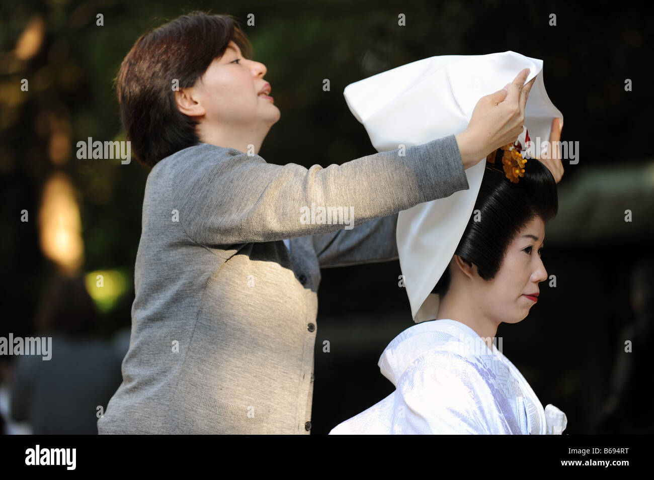 Après une cérémonie de mariage japonais au Sanctuaire Meiji Tokyo Japon la promise a ajusté ses cheveux avant de photographies officielles Banque D'Images