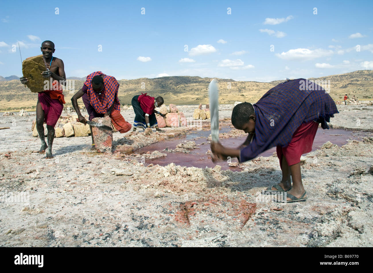 L'extraction de la soude au lac Natron en Tanzanie où Massaï et vente local extrait en plaques de sel Banque D'Images