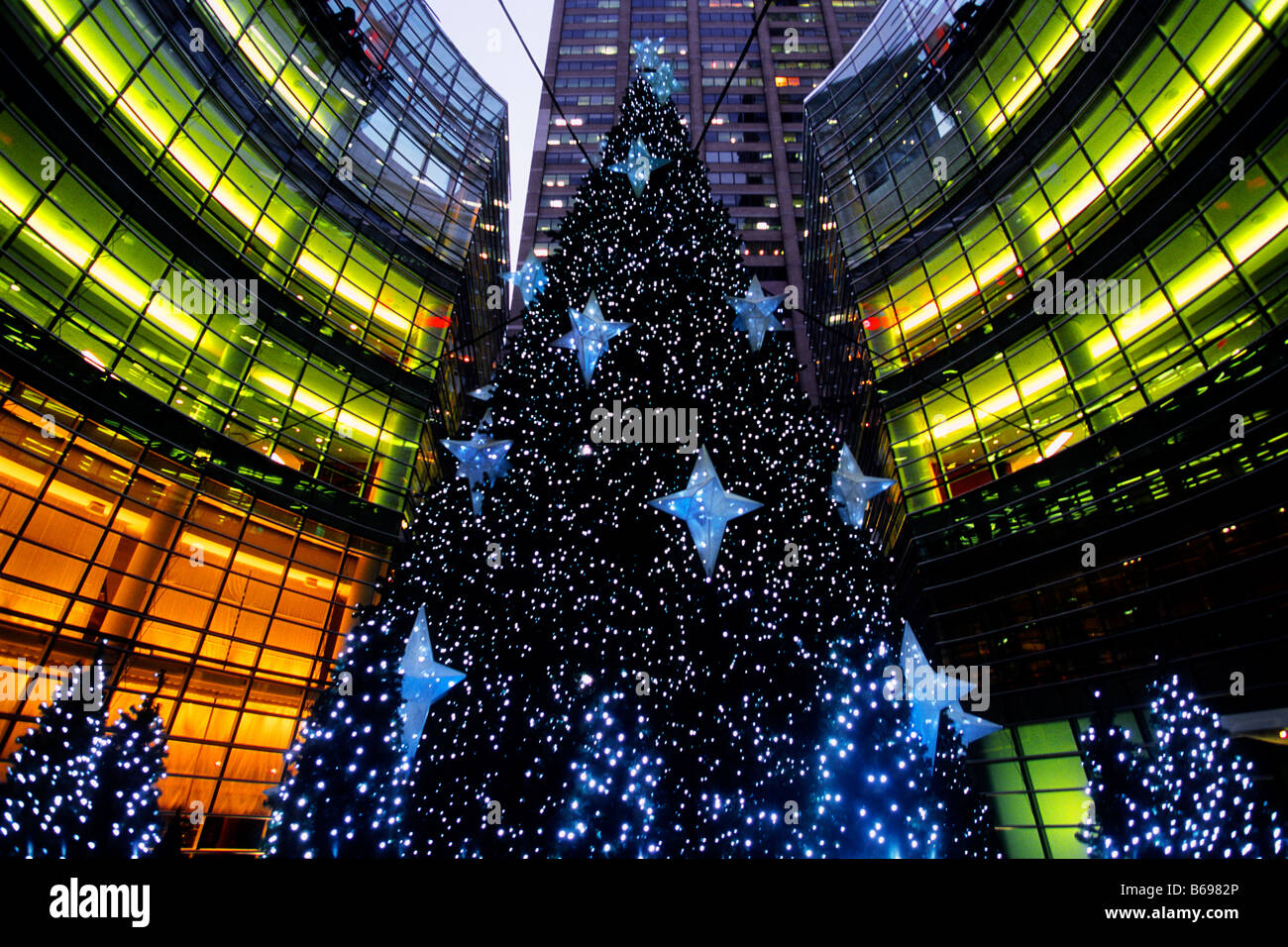 Christmas Tree The Bloomberg Tower, New York. Le gratte-ciel Midtown Manhattan s'illumine pour les vacances. ÉTATS-UNIS Banque D'Images