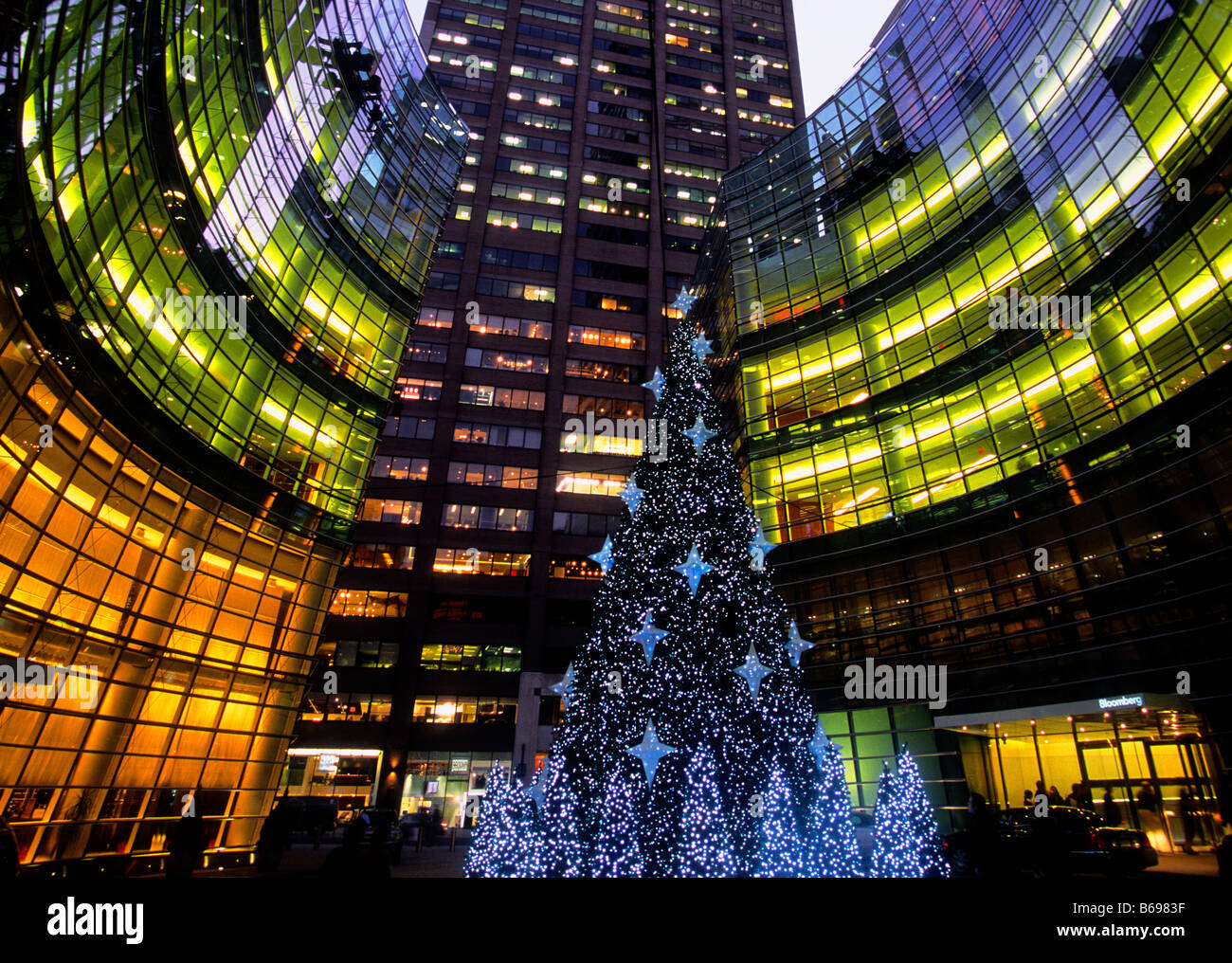 New York New York le Bloomberg Tower Building la nuit arbre de Noël éclairé. Banque D'Images