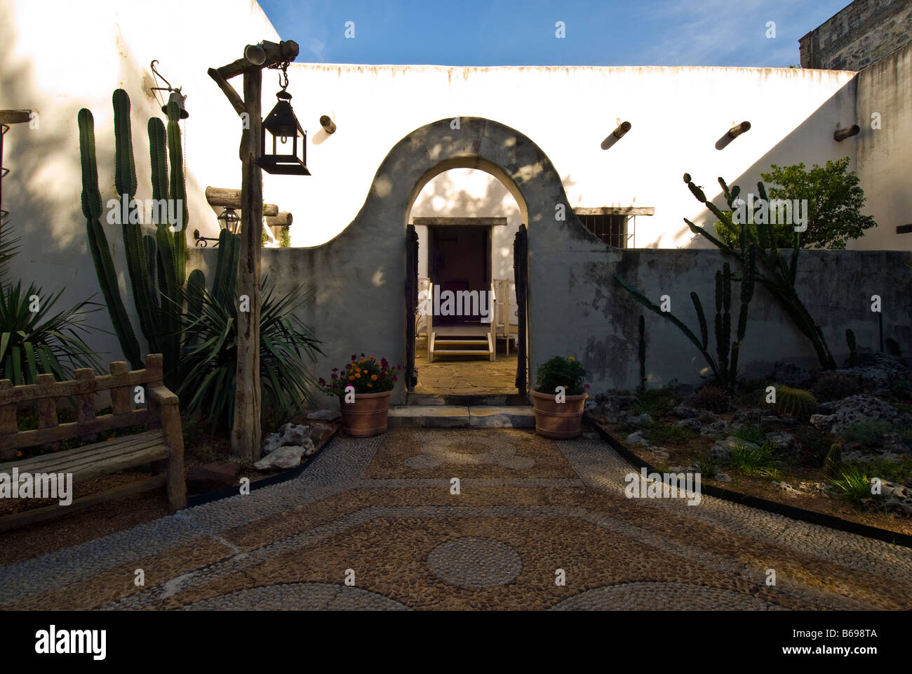 Palais des Gouverneurs espagnols cour ouverte cactus blanc banc extérieur adobe Tx San Antonio (Texas) monument historique de la ville Banque D'Images