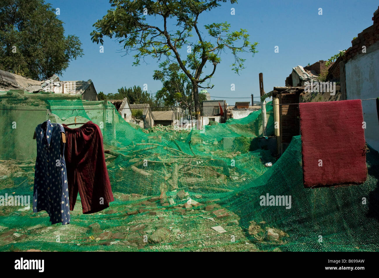 Filet en plastique vert couvrant démoli hutong décombres Banque D'Images