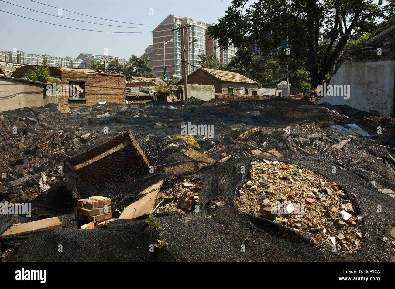 Filet en plastique noir couvrant démoli hutong décombres Banque D'Images