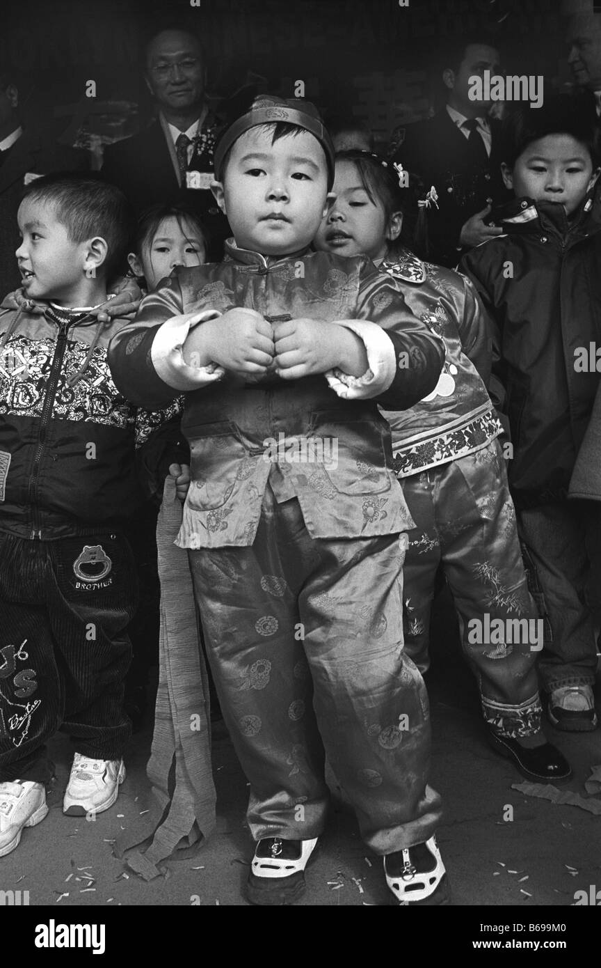 Jeune garçon américain chinois robe chinoise traditionnelle célébrant le Nouvel An chinois à Brooklyn New York Banque D'Images