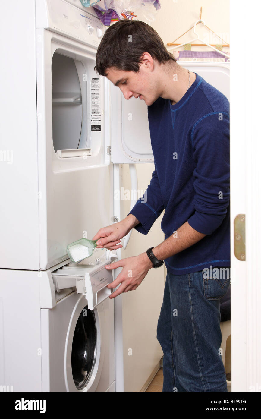 Teen faisant la blanchisserie d'ajouter du détergent pour lave-linge Photo  Stock - Alamy