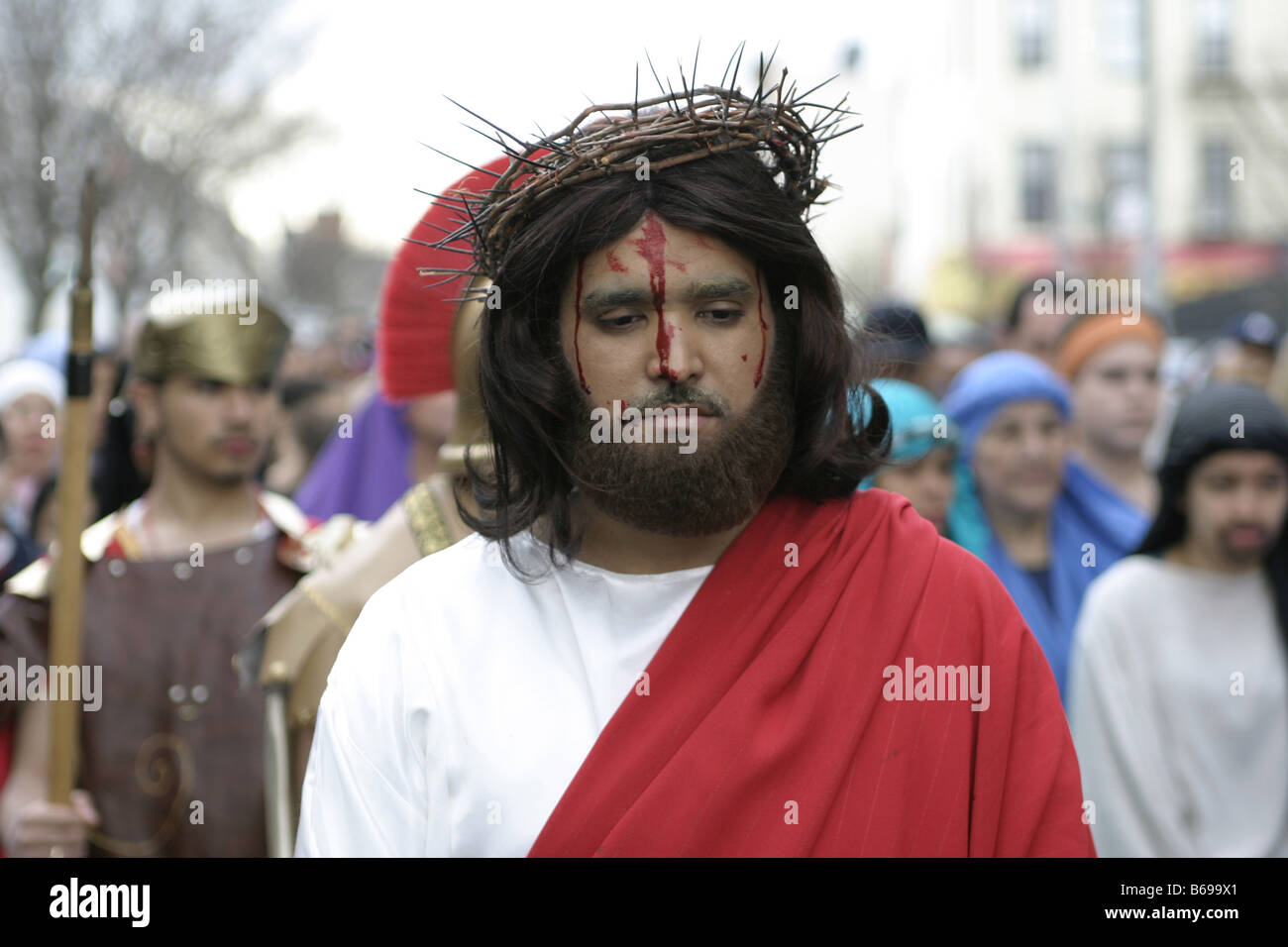 Adoption de Vendredi Saint le Chemin de Croix dans les rues du Bronx New York parrainé par l'église St Joseph Banque D'Images