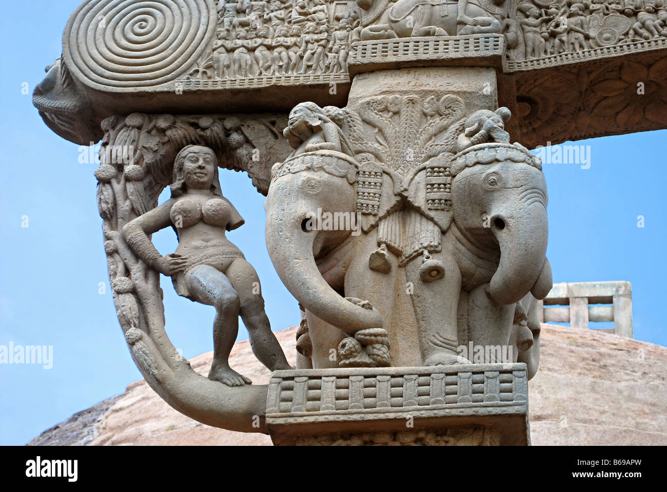 Stupa 1 ou Grand Stupa : sud-entrancem détails sculptés sur l'entrée de l'Toran Dwar, Sanchi, Madhya Pradesh, Inde. Banque D'Images