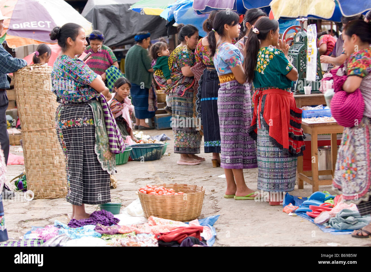 Les femmes autochtones en costumes traditionnels colorés sur le marché de Santa Maria de Jesus, au Guatemala Banque D'Images