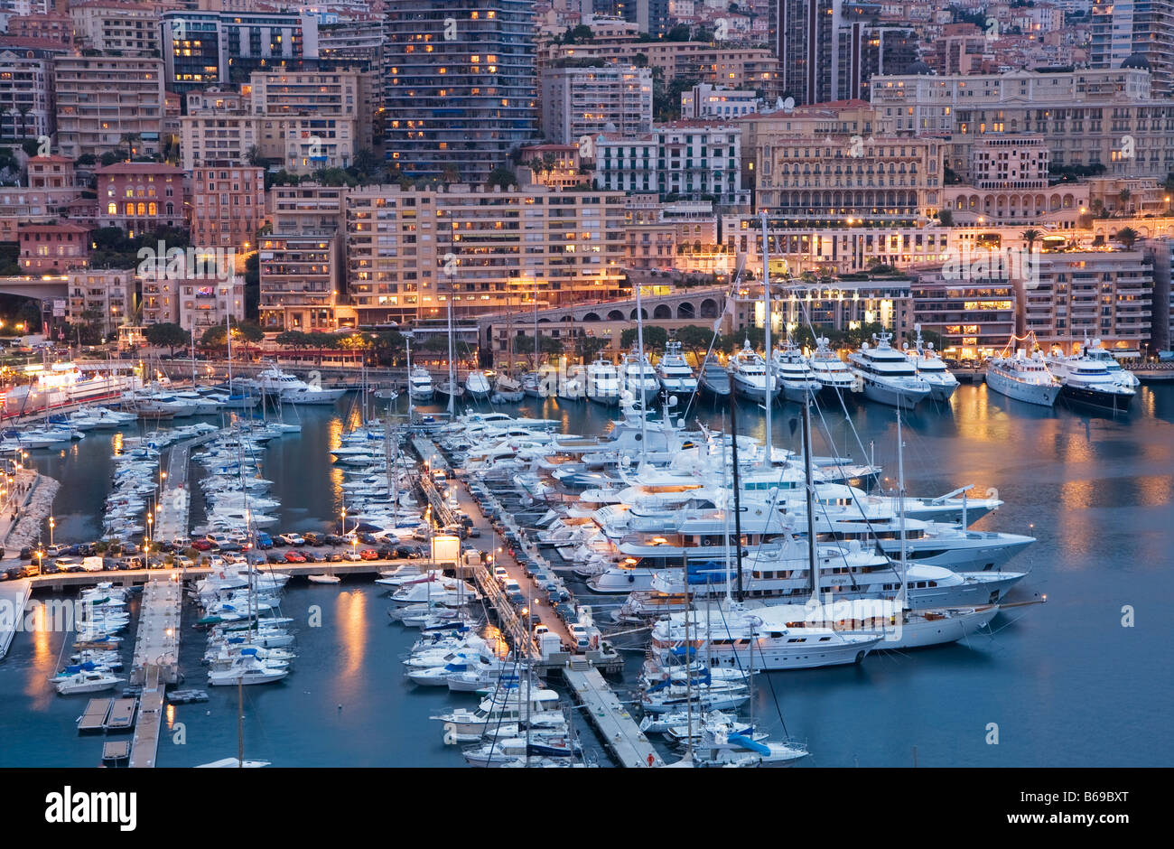 Sommaire Monaco, Monte Carlo, port avec bateaux et navires de luxe, au crépuscule, en France, Europe, UNION EUROPÉENNE Banque D'Images