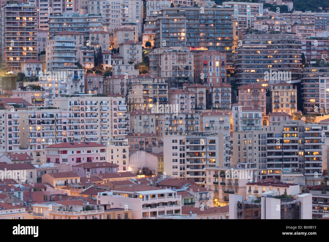 Sommaire Monaco, Monte Carlo, maisons au crépuscule, la France, l'Europe, l'UNION EUROPÉENNE Banque D'Images