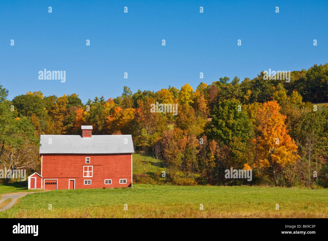 Scène typique de la Nouvelle-Angleterre de la grange traditionnelle et couleurs d'automne près de Bennington Vermont United States of America USA Banque D'Images