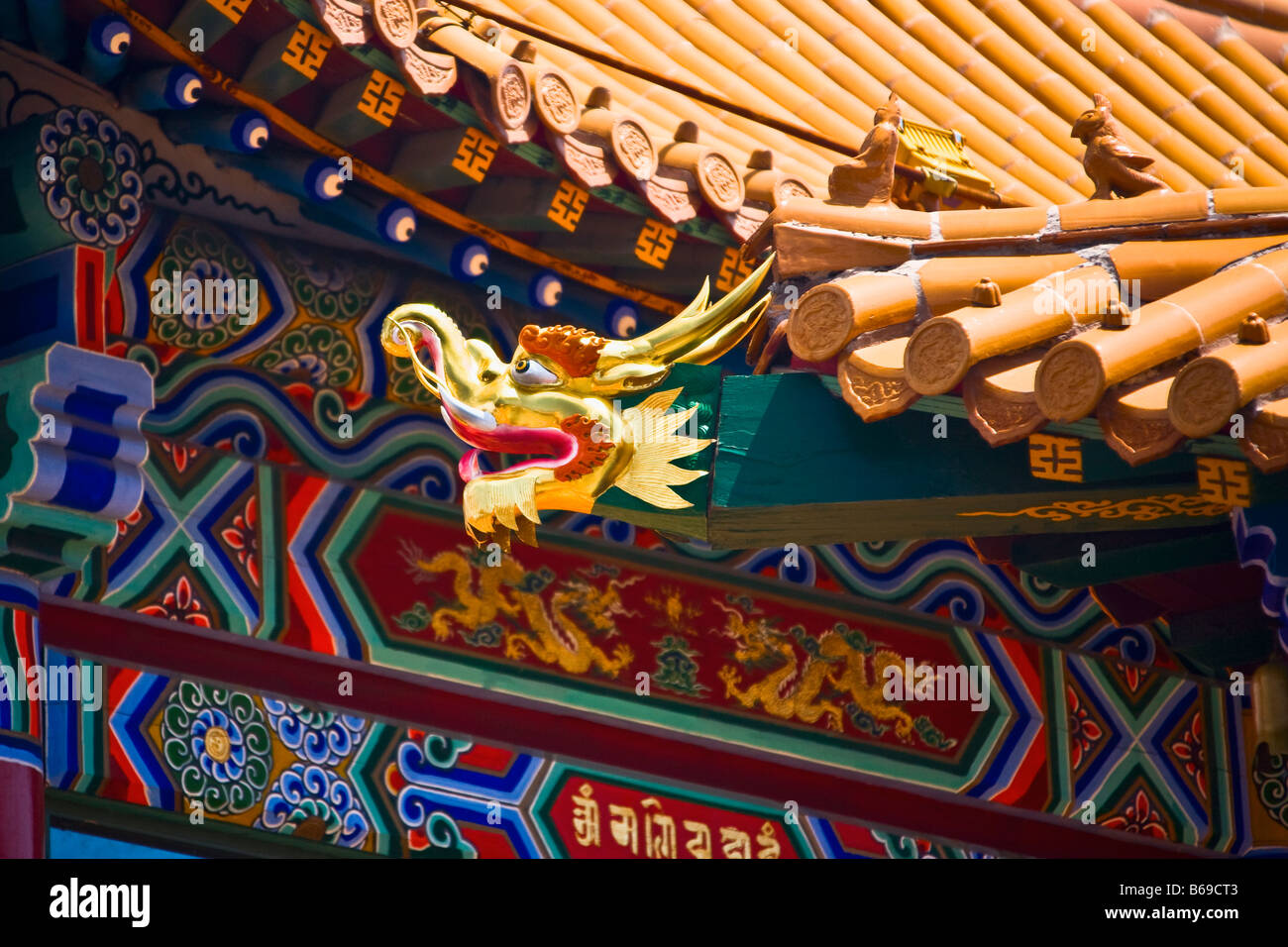 Sculpture sur le toit d'un temple, Temple Da Zhao, Hohhot, Inner Mongolia, China Banque D'Images