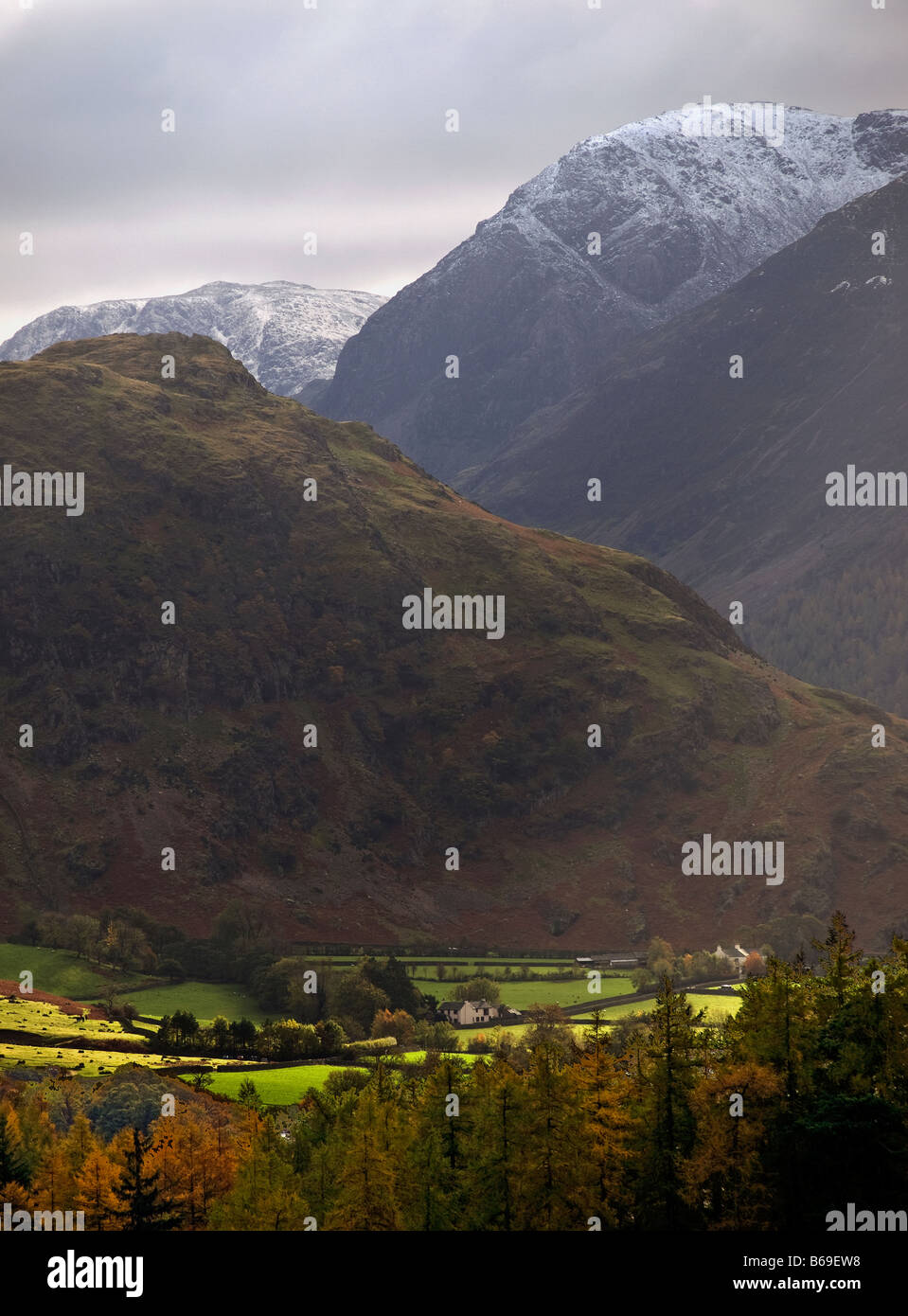 Rannerdale Knotts & viewded Dodd enneigées de la vallée vers le bas de la lande à Brackenthwaite Hows Banque D'Images