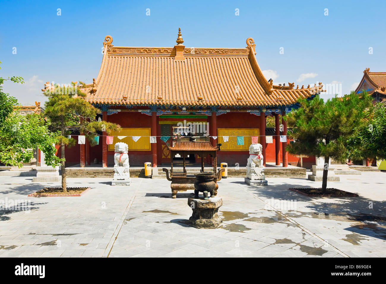 La sculpture dans la cour d'un temple, Temple Da Zhao, Hohhot, Inner Mongolia, China Banque D'Images
