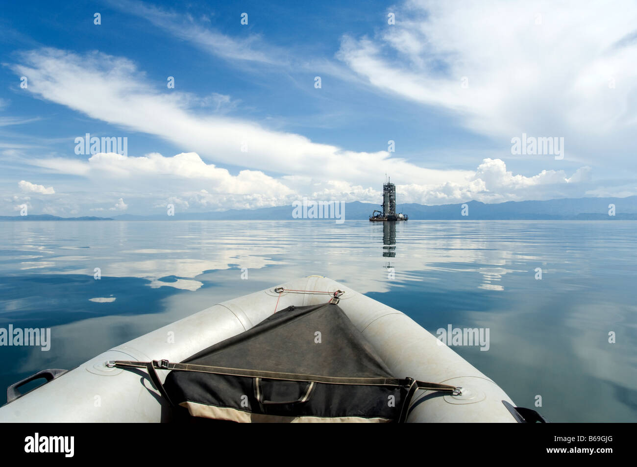 KP-1 la récolte de méthane Rig flottant sur les eaux du lac Kivu au Rwanda Banque D'Images