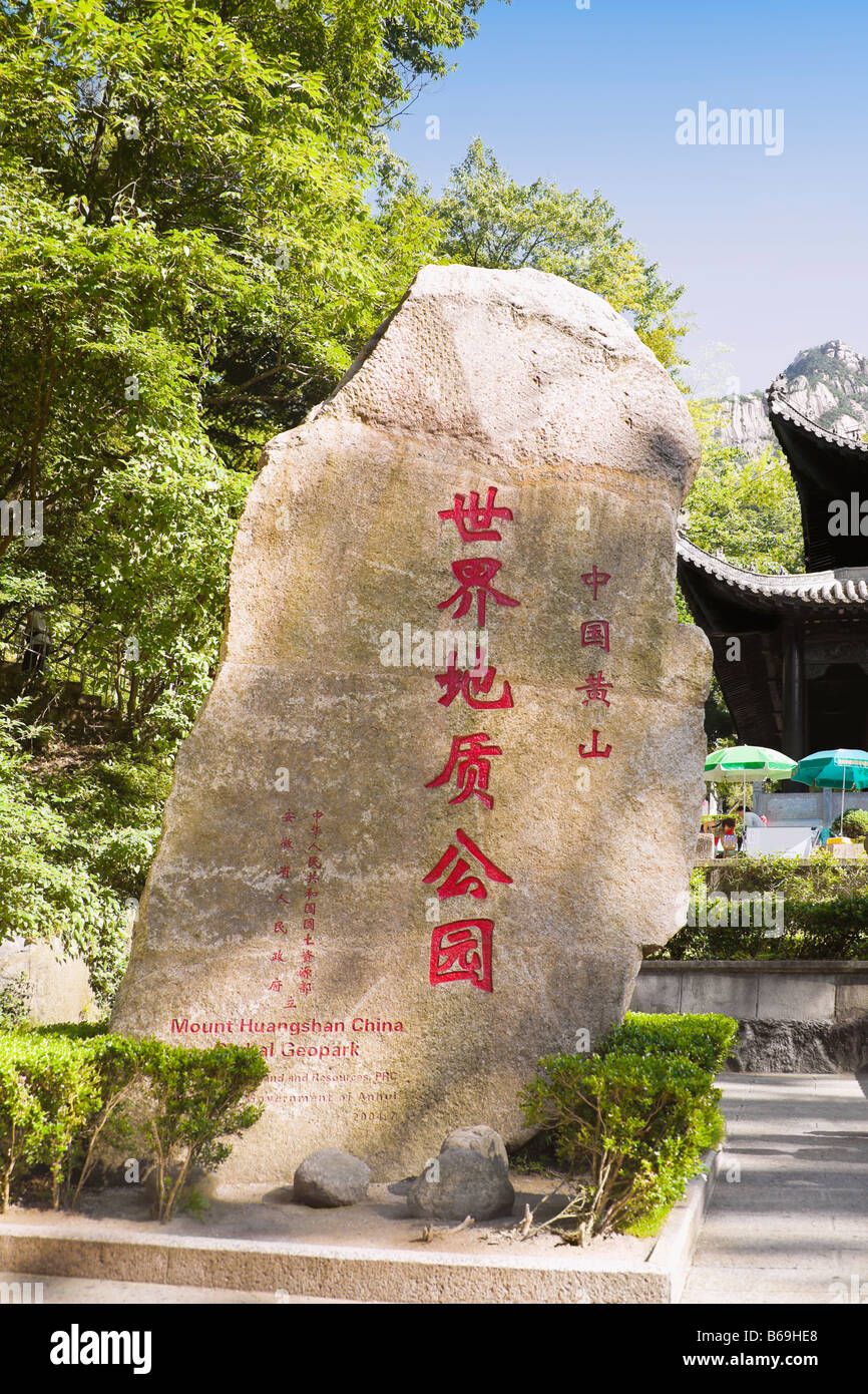L'écriture chinoise sur une formation rocheuse, Huangshan, Anhui Province, China Banque D'Images