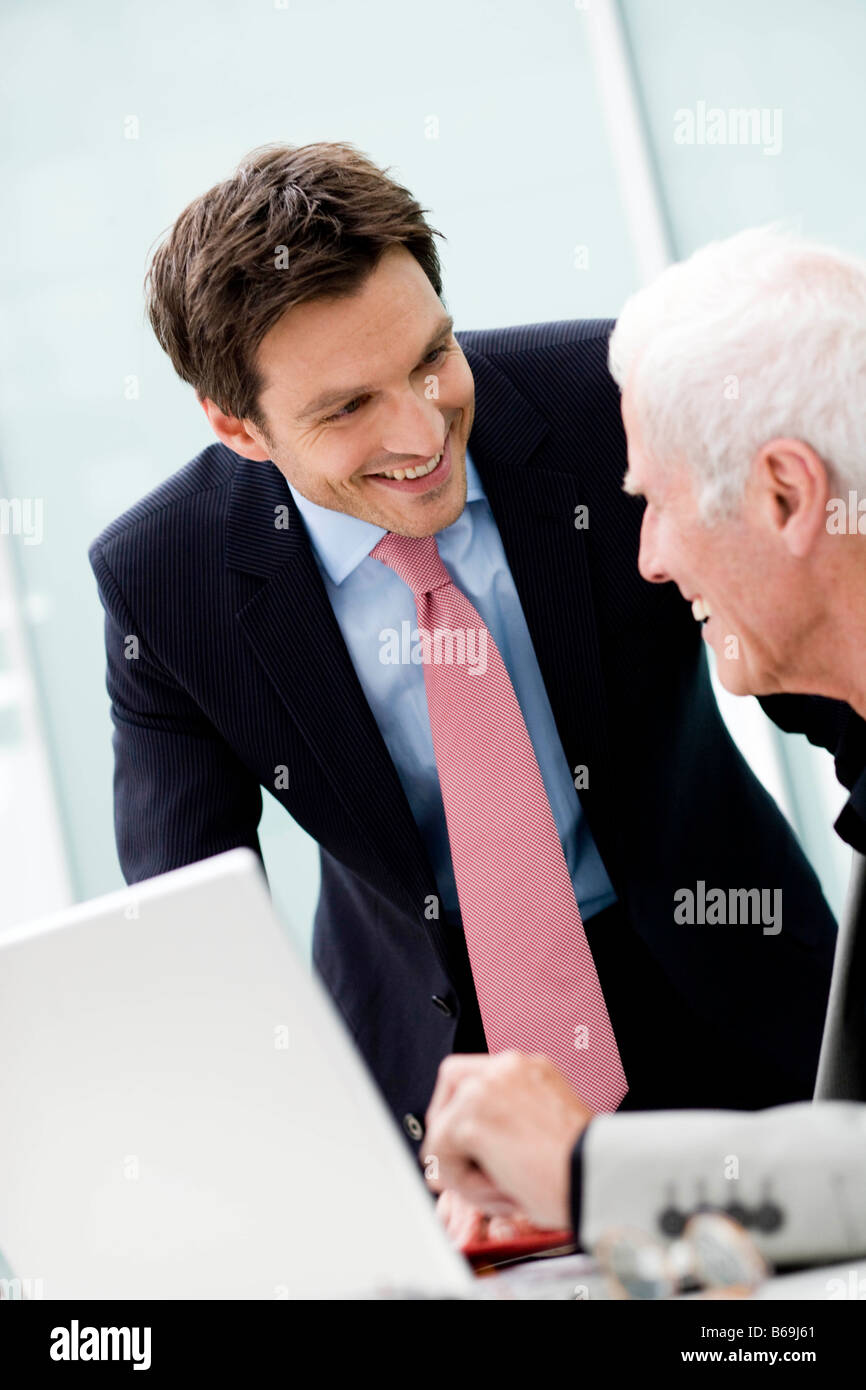 Jeune homme de parler à l'homme plus âgé Banque D'Images