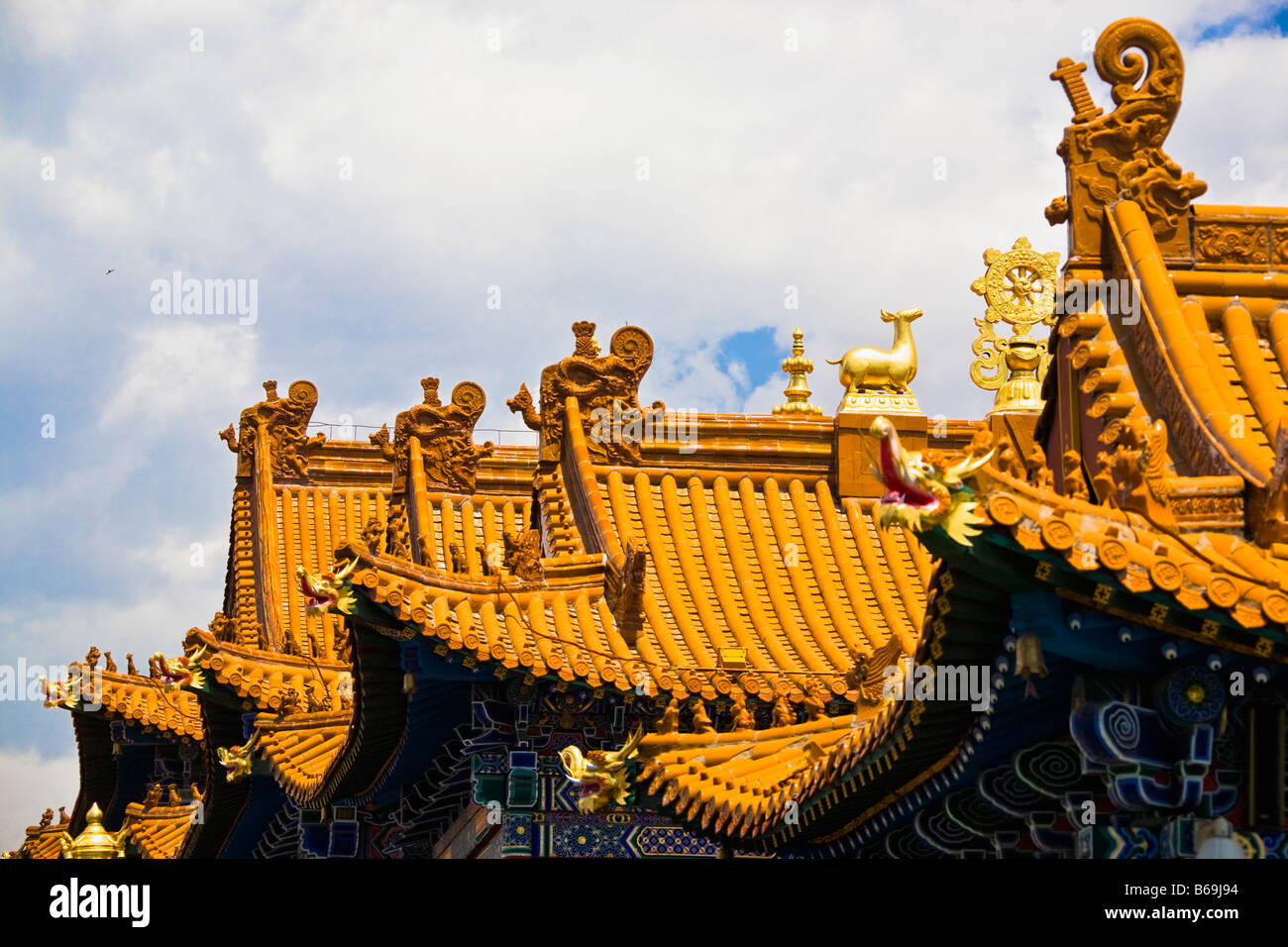 Sculptures sur le toit d'un temple, Temple Da Zhao, Hohhot, Inner Mongolia, China Banque D'Images