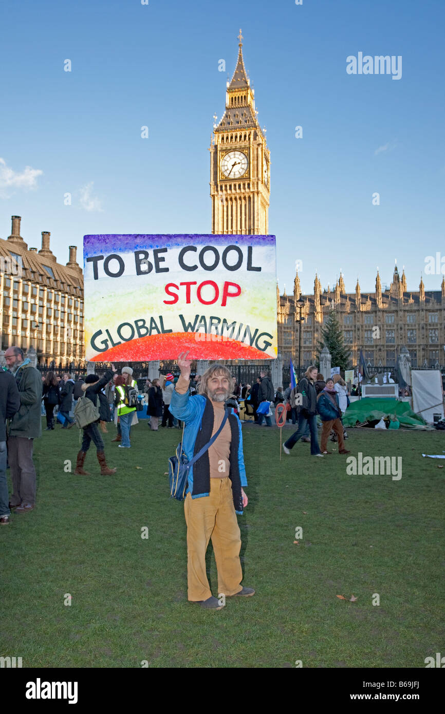 Avec la bannière militante être cool arrêter le réchauffement climatique sur le changement climatique de décembre 2008 Londres Mars UK Banque D'Images