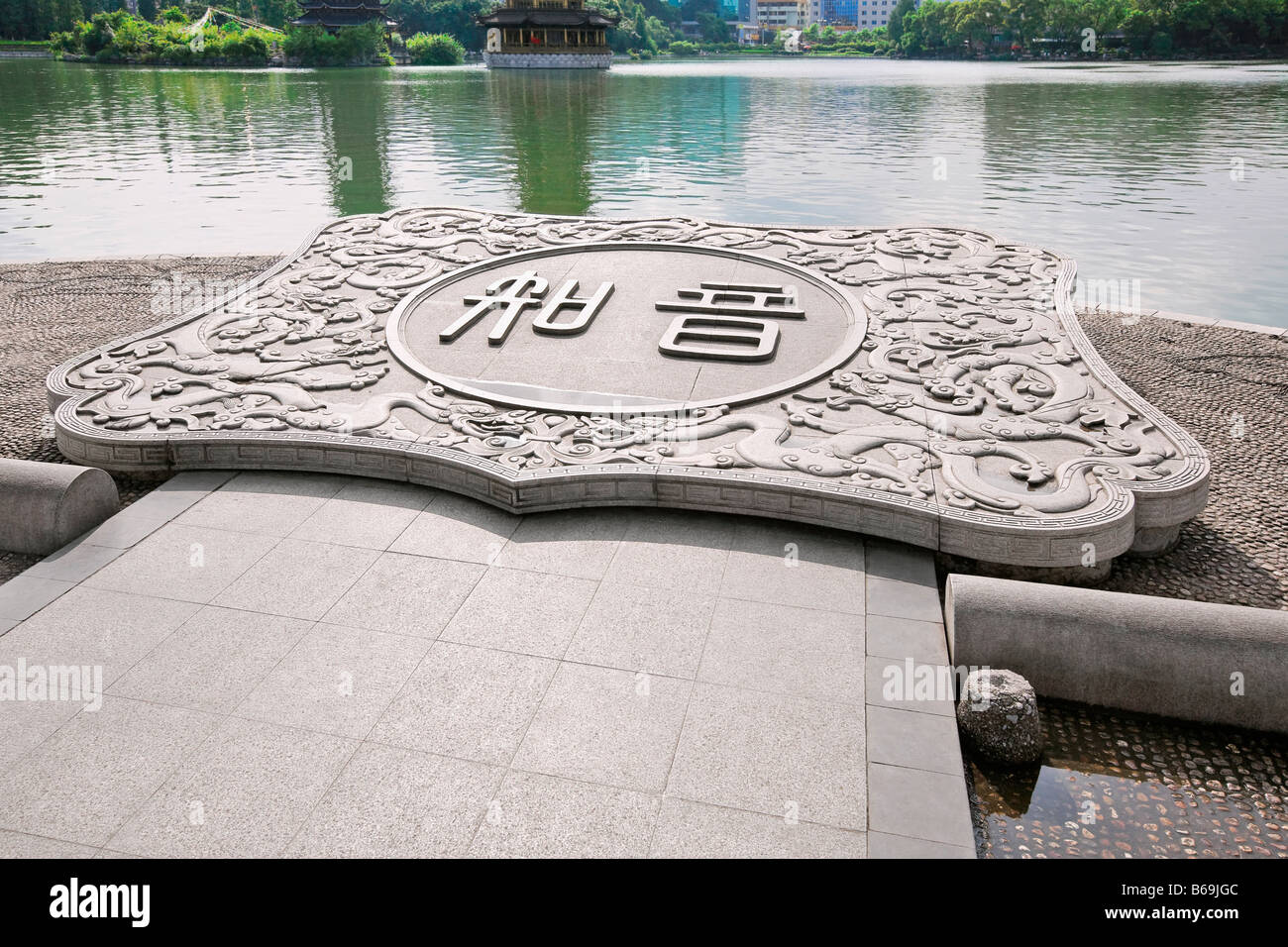 L'écriture chinoise sur une sculpture du Riverside, Guilin, Guangxi Province, China Banque D'Images